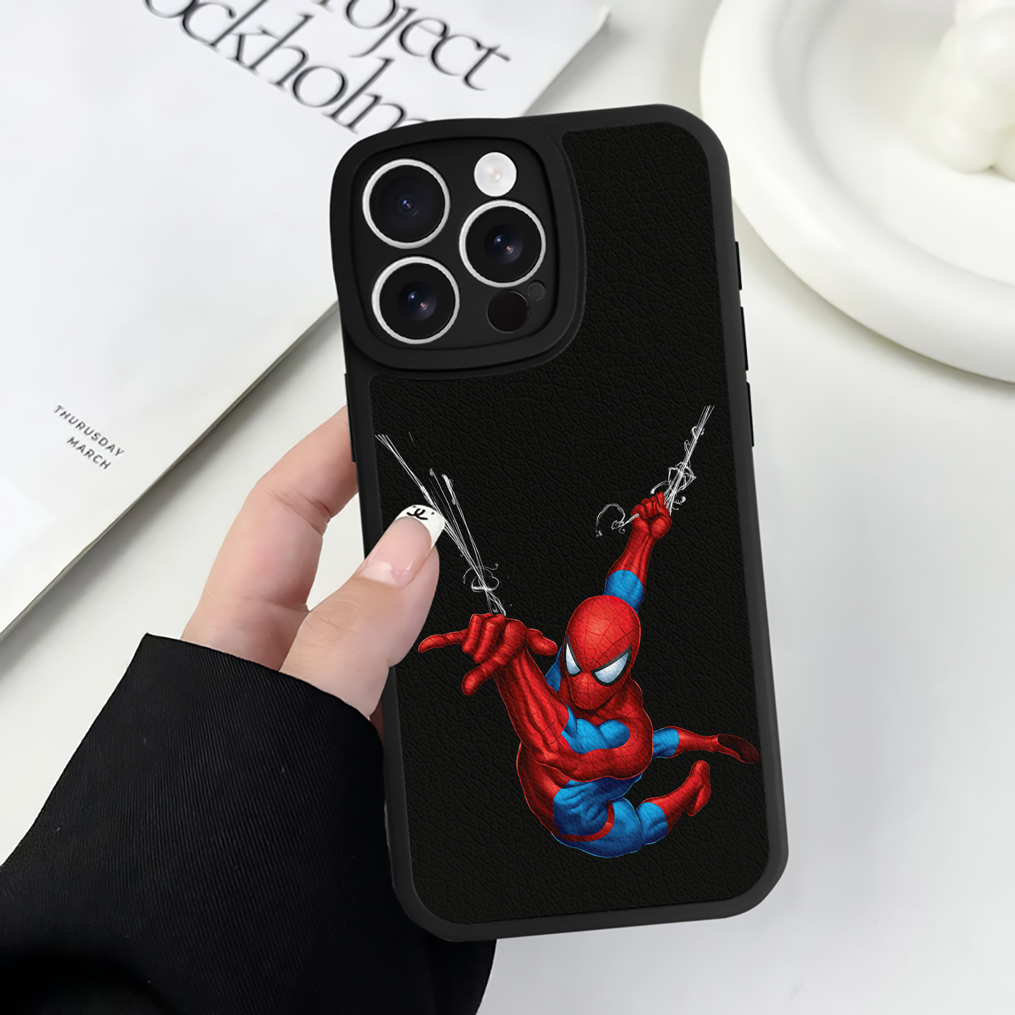 Spider Man スパイダーマン 【iPhone 16シリーズ対応】シリコンスマホケース（レザー調） 材質：シリコン